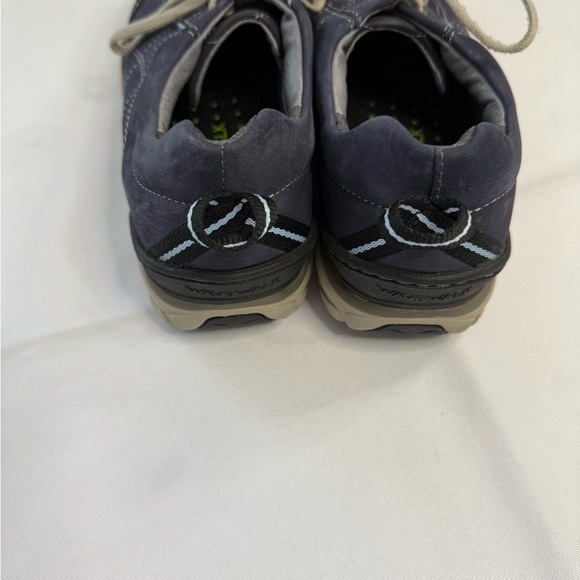 Clarks Blue and Tan Sneakers with Suede Texture - Picture 2 of 8